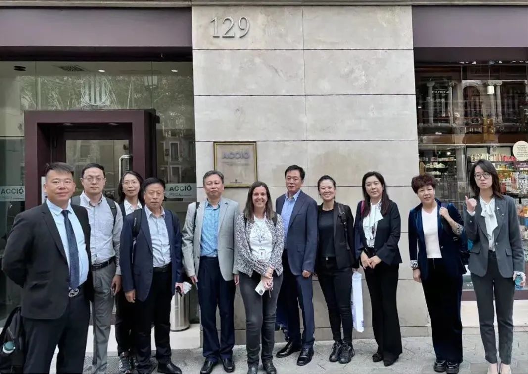 倪華麗董事長(zhǎng)赴西班牙參加世界疫苗大會(huì)