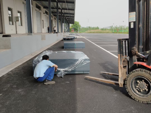 武漢固定式登車(chē)橋咨詢(xún) 武漢銀華機(jī)械設(shè)備供應(yīng)