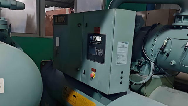 商用約克YEWS螺桿機組公司電話 誠信經(jīng)營 四川盛騰暖通工程供應