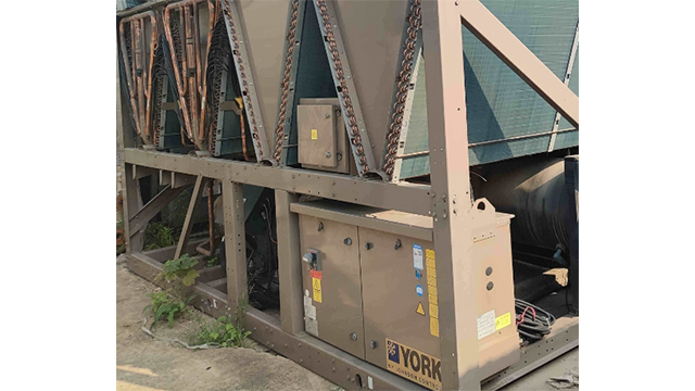 大規(guī)模約克風(fēng)冷螺桿機(jī)組設(shè)備銷售電話 誠(chéng)信服務(wù) 四川盛騰暖通工程供應(yīng)