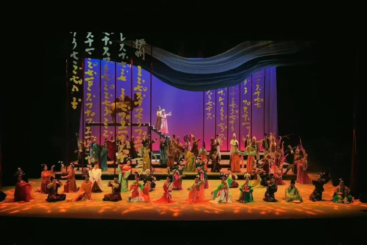 新疆商務(wù)西裝演出服裝租賃價(jià)目表 值得信賴(lài) 烏魯木齊金縷舞美服飾文化供應;