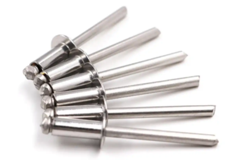 在選擇不銹鋼鉚釘材料時需要考慮哪些方面