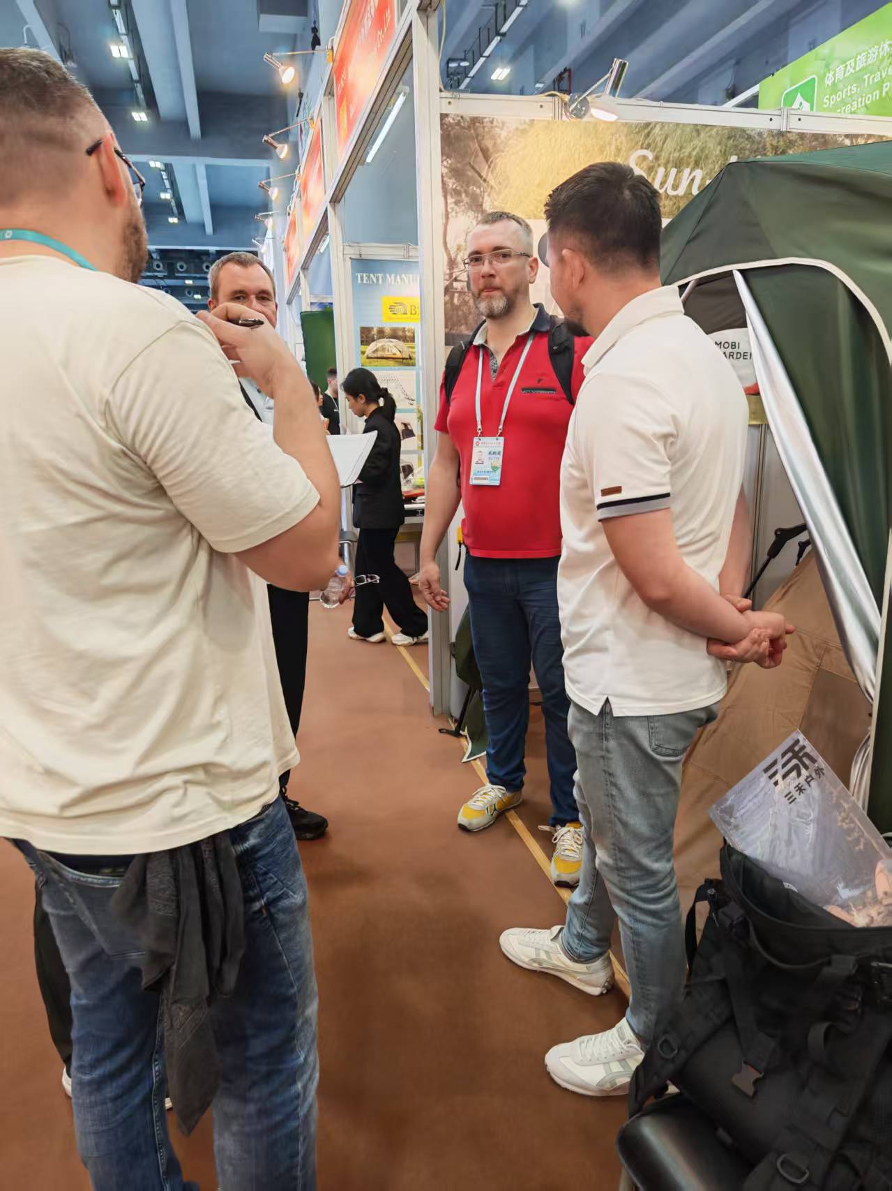 秋季廣交會引熱潮三禾戶外帳篷原創(chuàng)設計多人駐足，現場聊的火