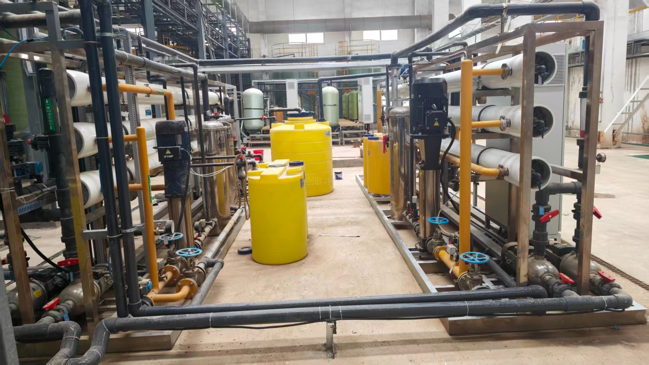 蘭州盈美二期水處理項目高濃度廢水回用DTRO系統(tǒng)和反滲透系統(tǒng)安裝現(xiàn)場 蘭州盈美二期水處理項目高濃度廢水回用DTRO系統(tǒng)和反滲透系統(tǒng)安裝現(xiàn)場