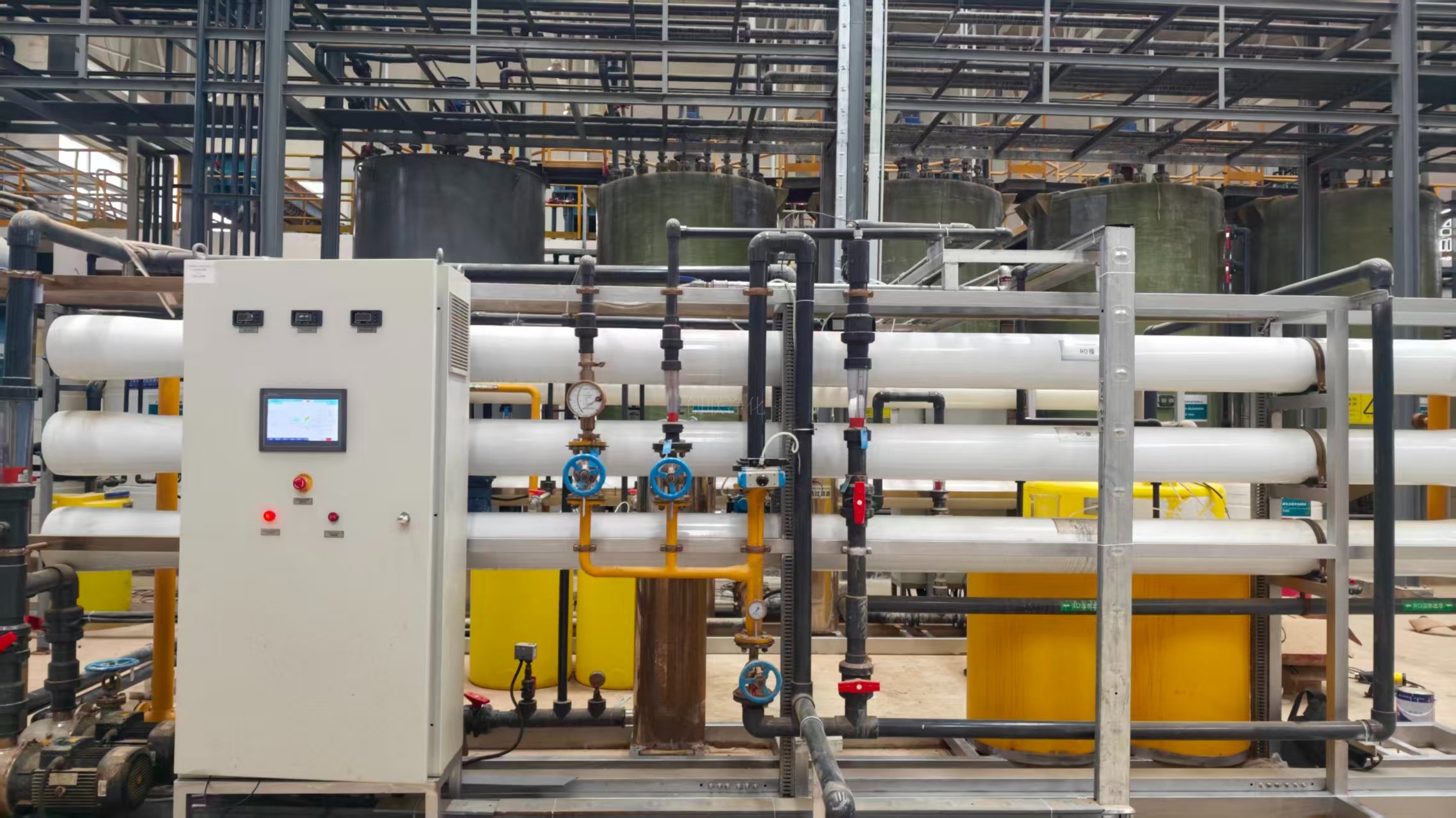 蘭州盈美二期水處理項(xiàng)目高濃度廢水回用DTRO系統(tǒng)和反滲透系統(tǒng)安裝現(xiàn)場(chǎng)