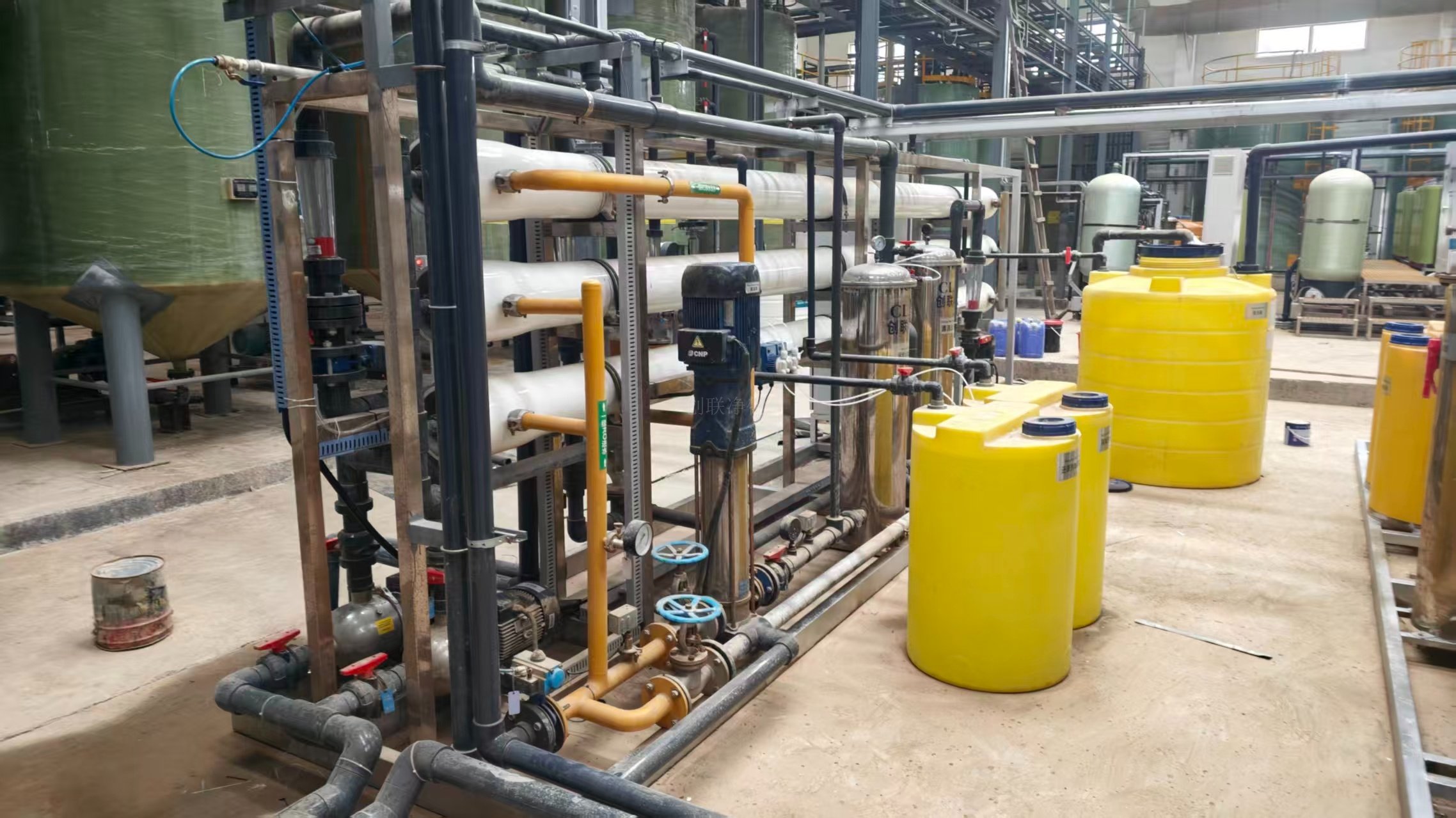 蘭州盈美二期水處理項目高濃度廢水回用DTRO系統(tǒng)和反滲透系統(tǒng)安裝現(xiàn)場 蘭州盈美二期水處理項目高濃度廢水回用DTRO系統(tǒng)和反滲透系統(tǒng)安裝現(xiàn)場