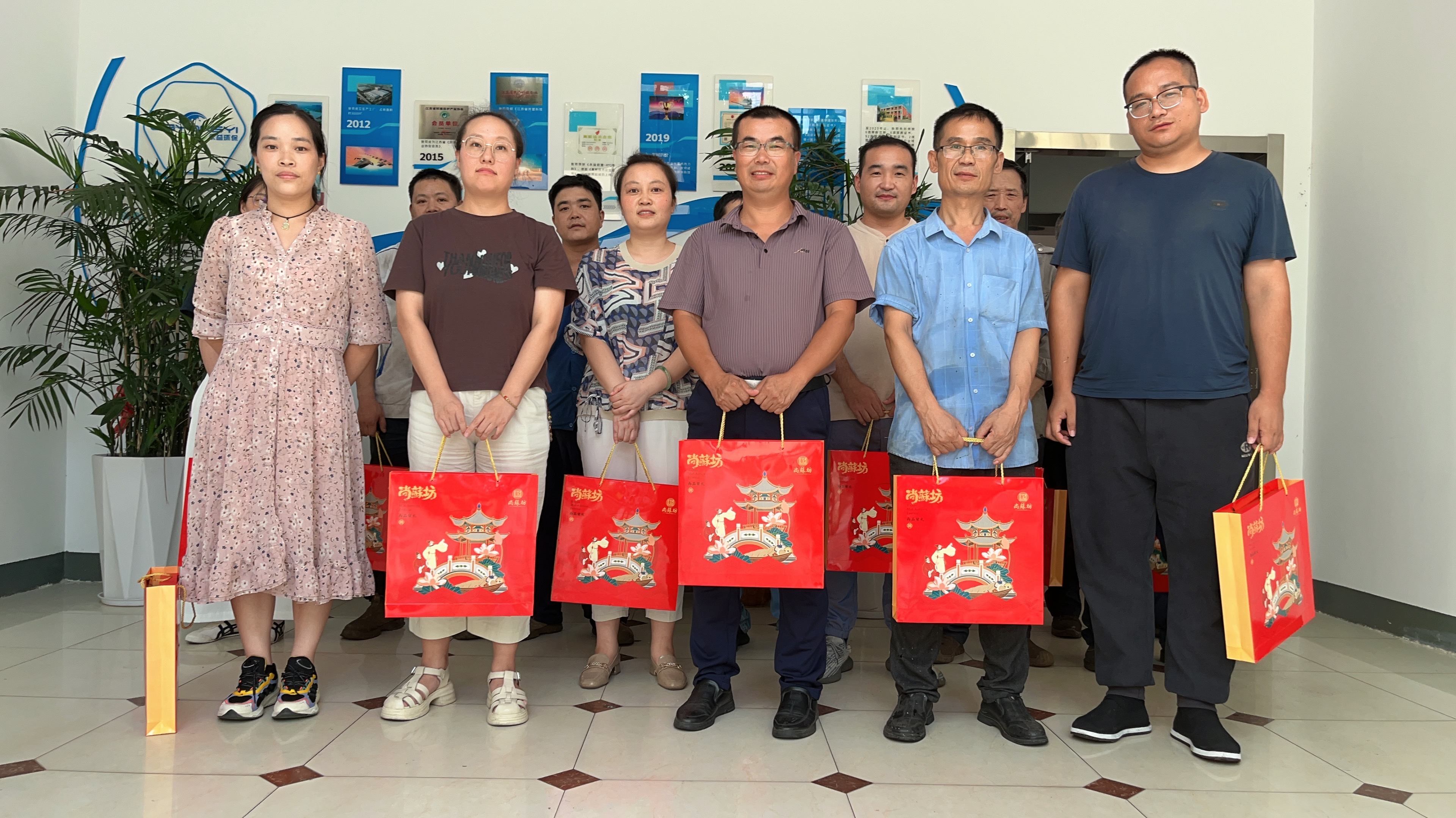 中秋佳節(jié)至，月滿(mǎn)人團(tuán)圓