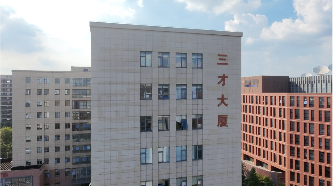 客戶蒞臨南京飛鷹考察：水電雙系留無人機助力高空清洗！