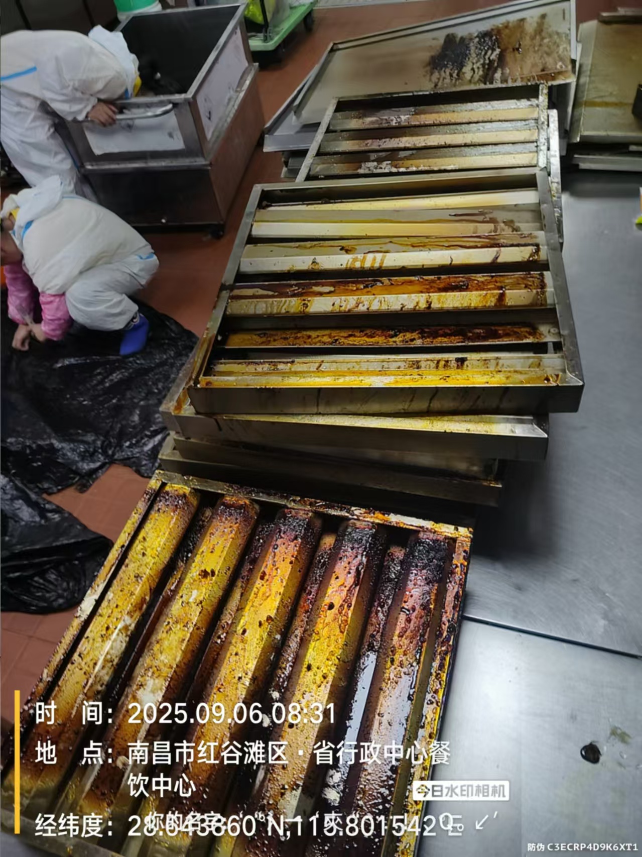 大型油烟机清洗：为何商业厨房都选南昌百灵鸟清洁