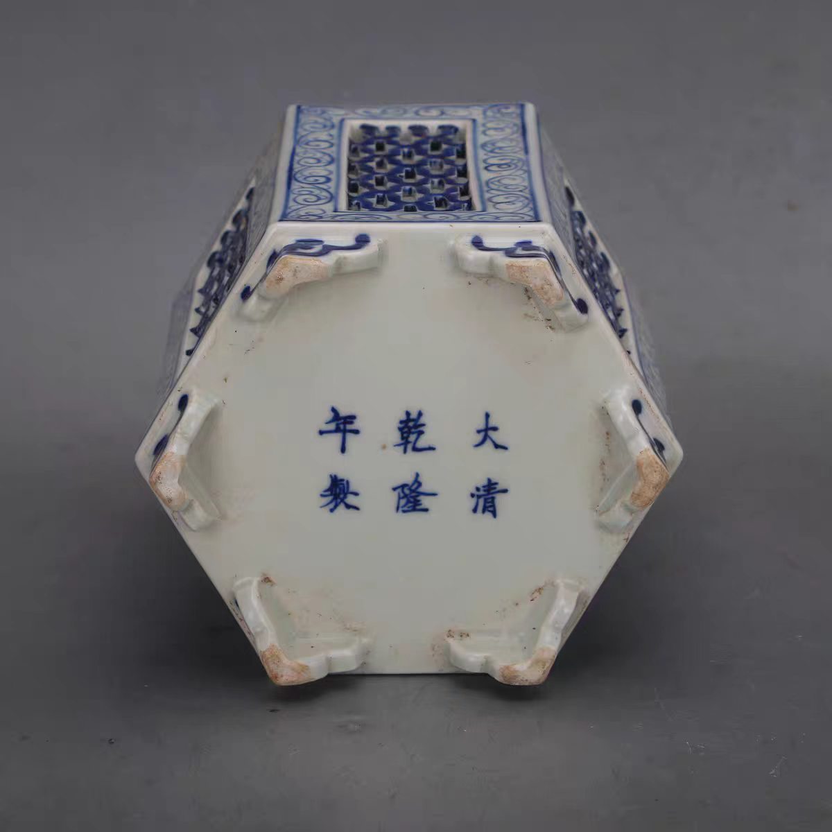 仿乾隆式青花六角笔筒