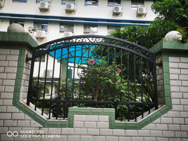 珠海公寓鐵藝護(hù)欄制作 深圳市鑫中鵬鋼結(jié)構(gòu)供應(yīng)