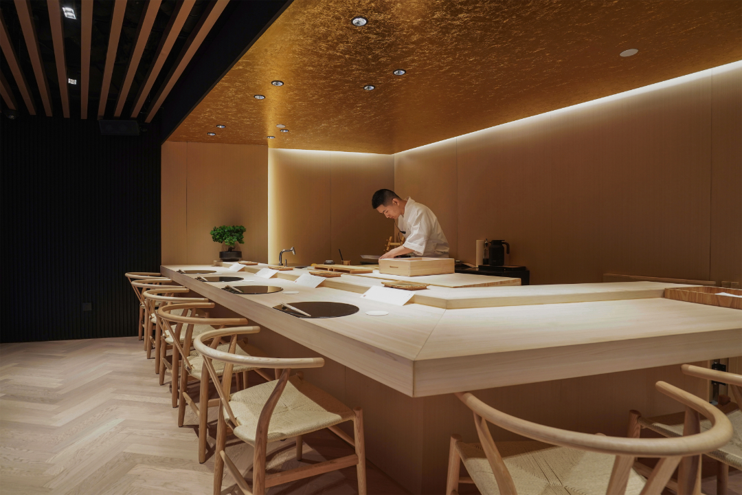 心和日料店空间设计中的"幽玄"美学与高定木作工艺结合_武汉柏腾新材料科技有限公司