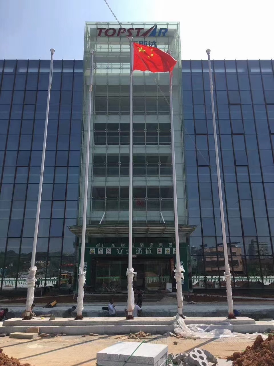 鋼億源旗桿安裝現(xiàn)場(chǎng)