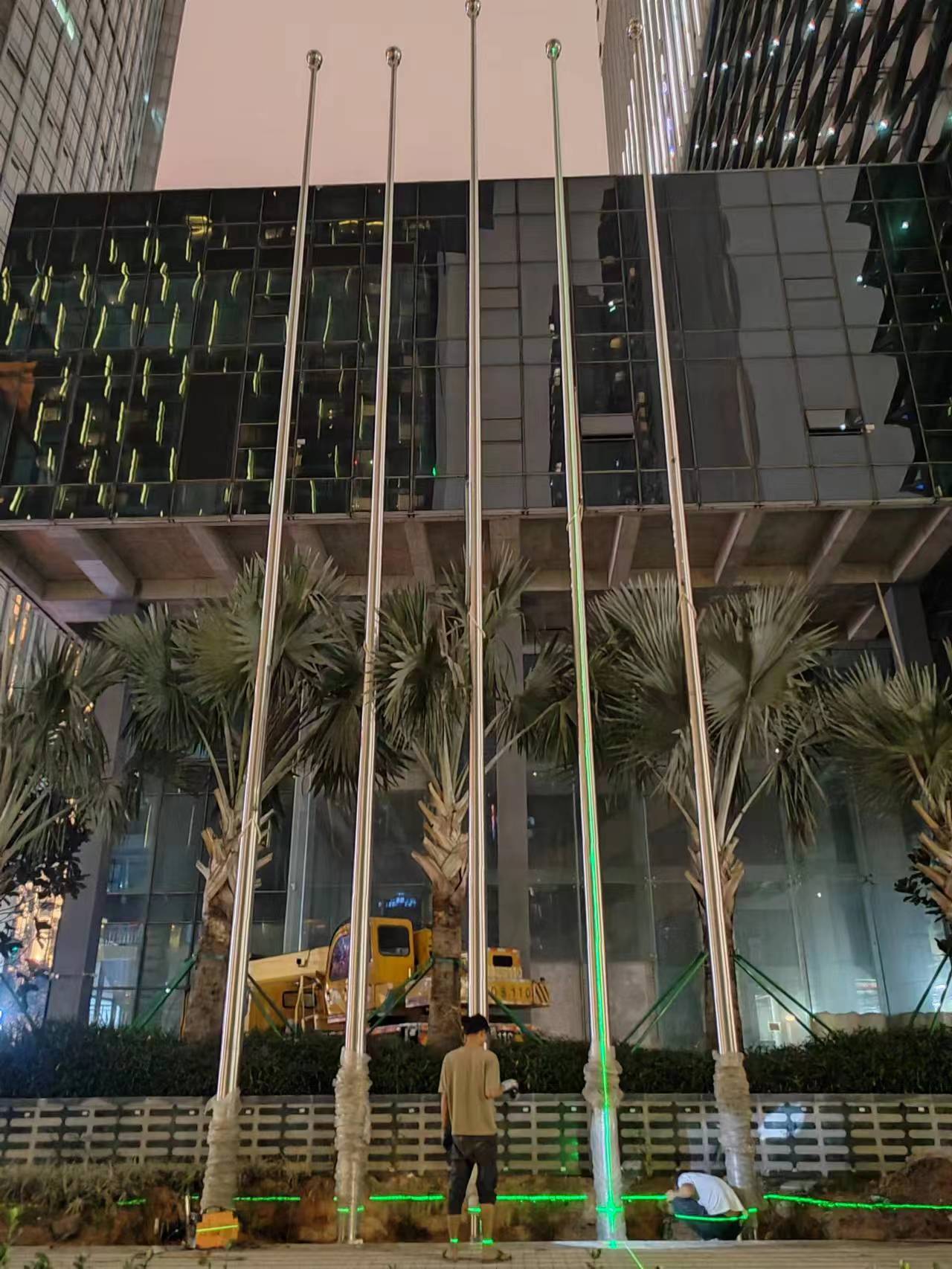 企業(yè)旗桿安裝現(xiàn)場-鋼億源