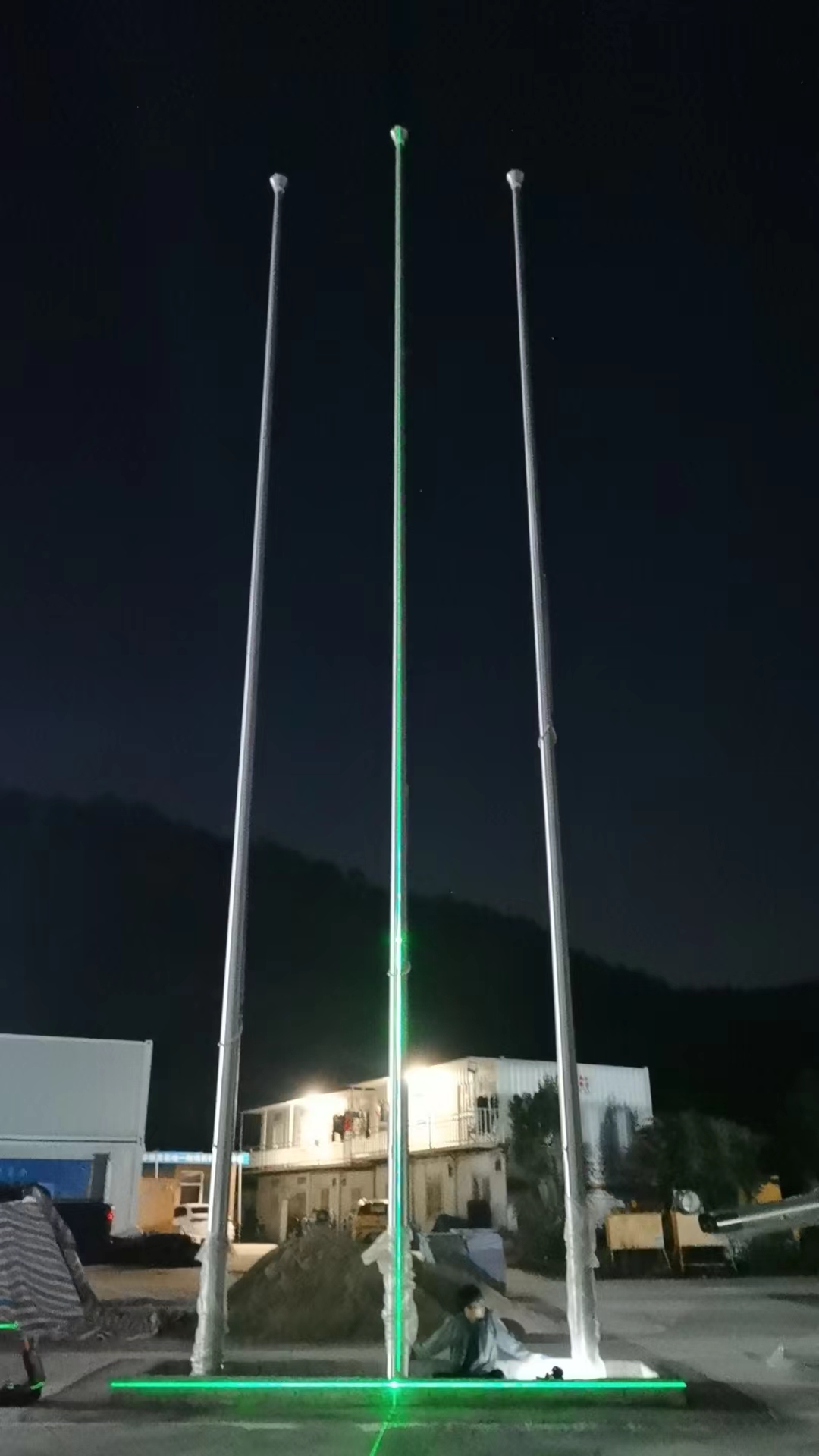 企業(yè)旗桿安裝現(xiàn)場-鋼億源