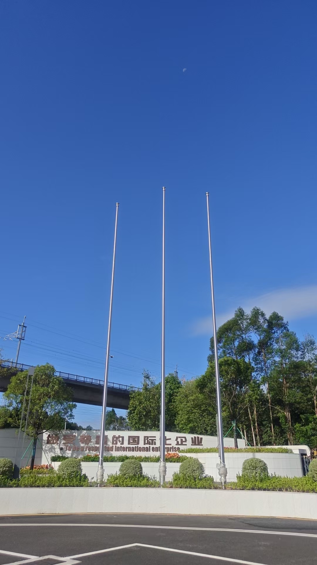 手動vs電動：您的場所更適合哪種錐形旗桿升降方式？