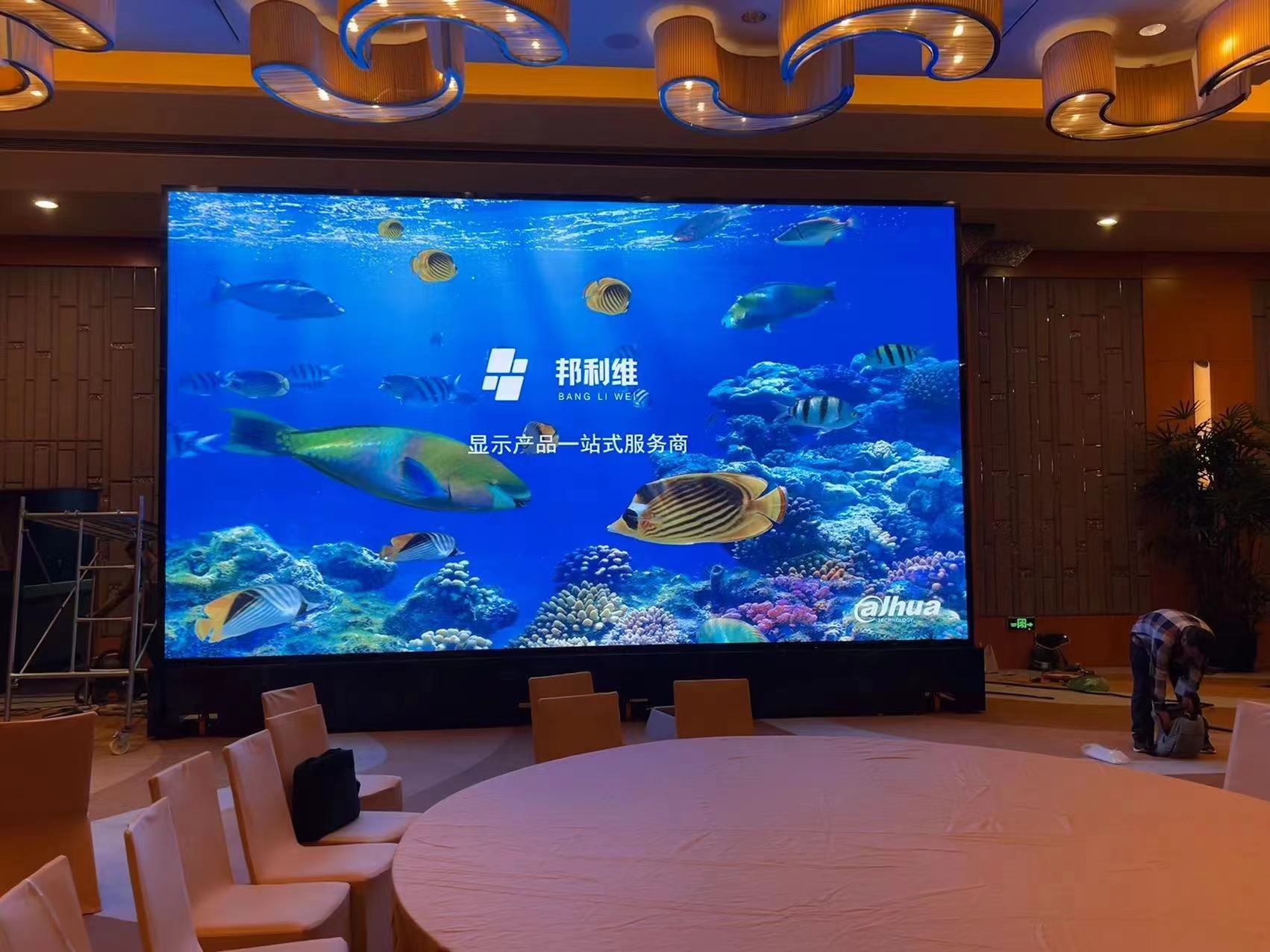 酒店大堂选用什么型号的LED显示屏蕞合适_上海邦利维光电科技有限公司
