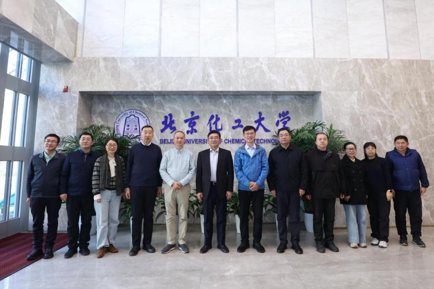 學校舉辦“北京化工大學—金緯機械專項獎學金”及擠出設備捐贈儀式