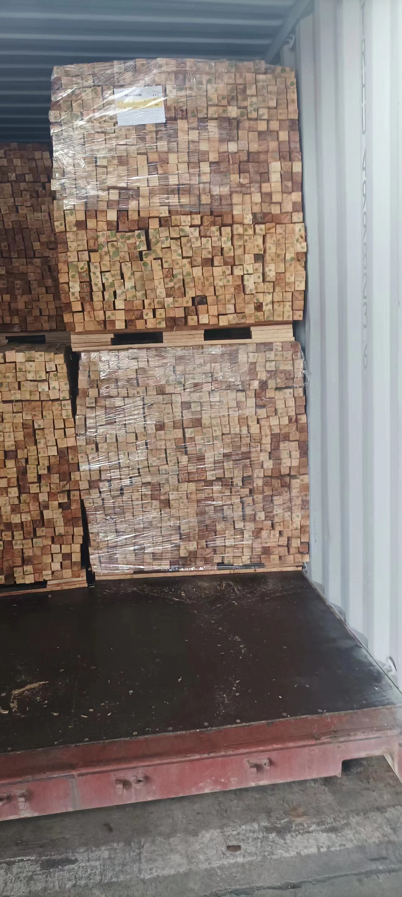 進(jìn)口木料海關(guān)查驗(yàn)現(xiàn)場(chǎng)，順利通關(guān)