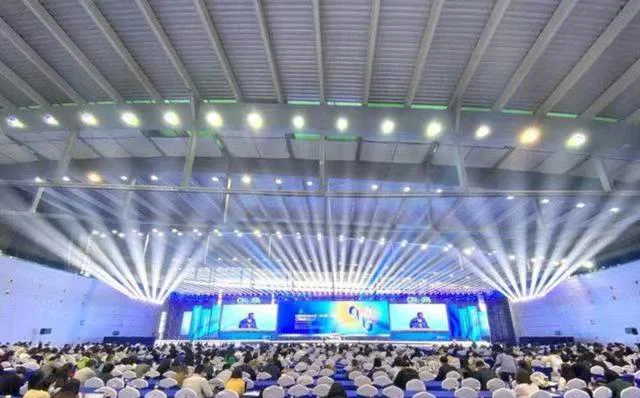 雷軍的一句“站在風(fēng)口上，豬都能飛起來。”在過去的20年里，被無數(shù)行業(yè)證明。