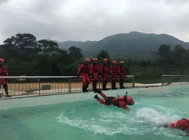 游泳救援