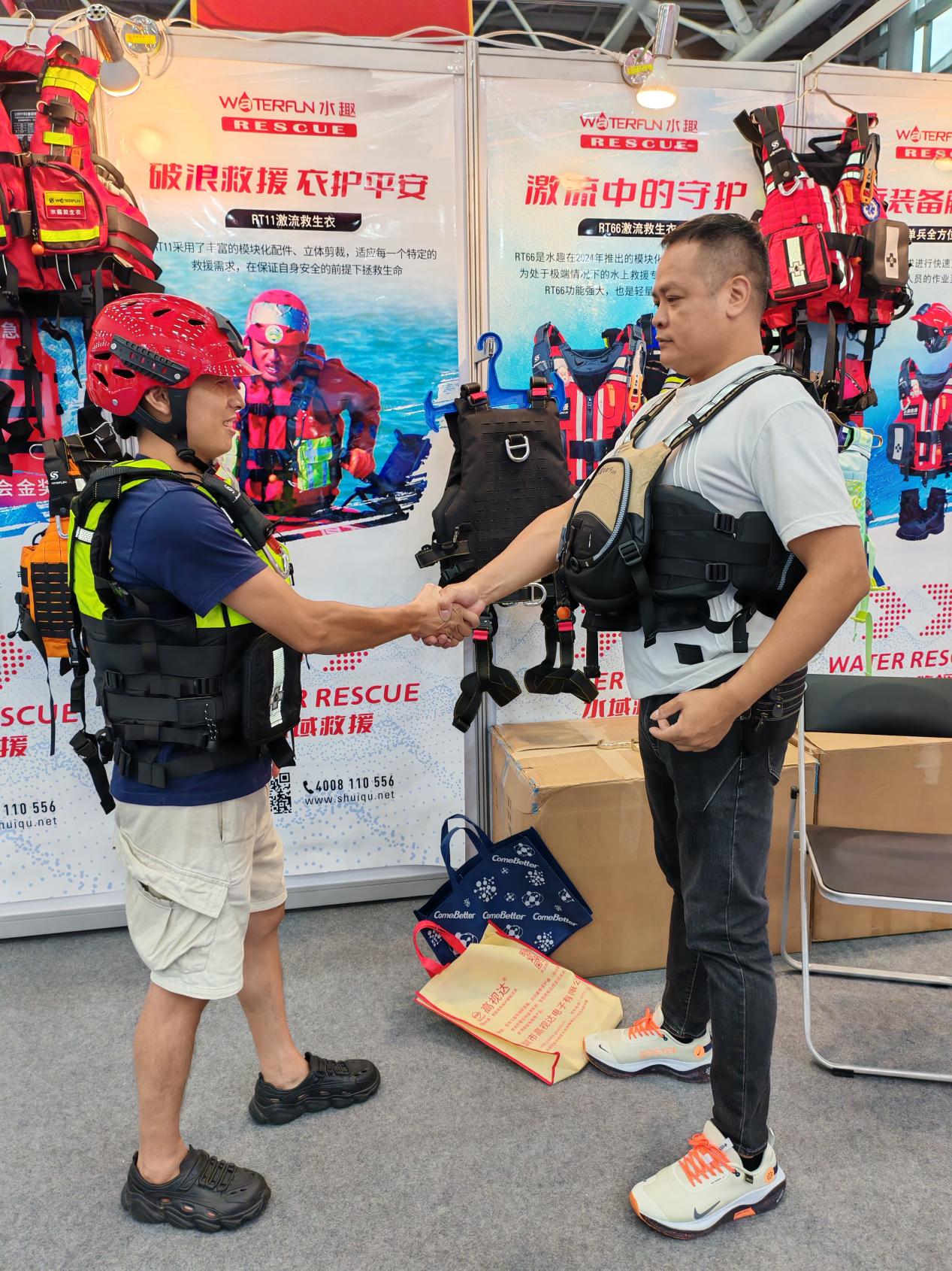 救援隊(duì)員現(xiàn)場(chǎng)試穿，水趣救援裝備亮相2025廣州應(yīng)急展