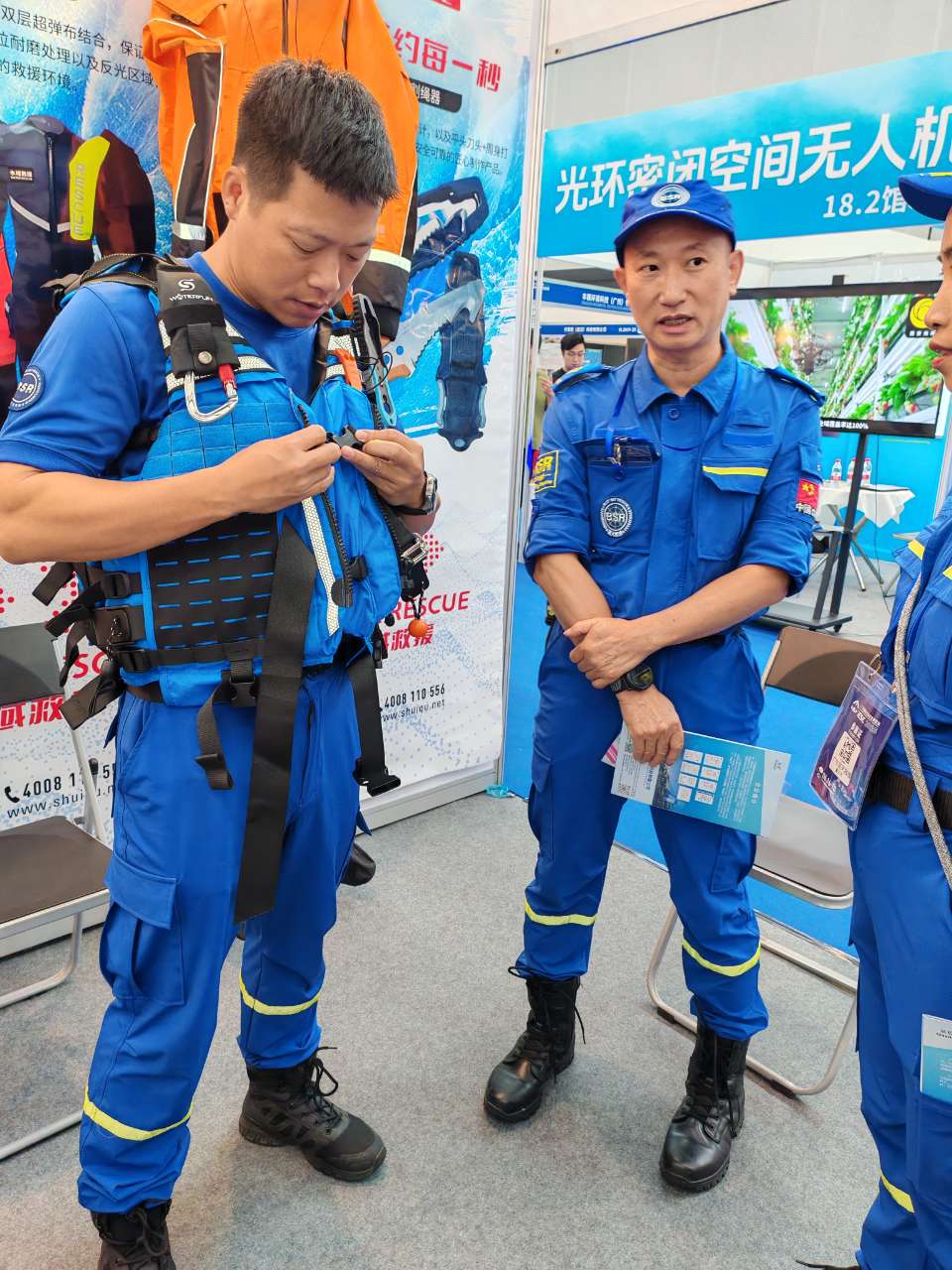 救援隊(duì)員現(xiàn)場(chǎng)試穿，水趣救援裝備亮相2025廣州應(yīng)急展