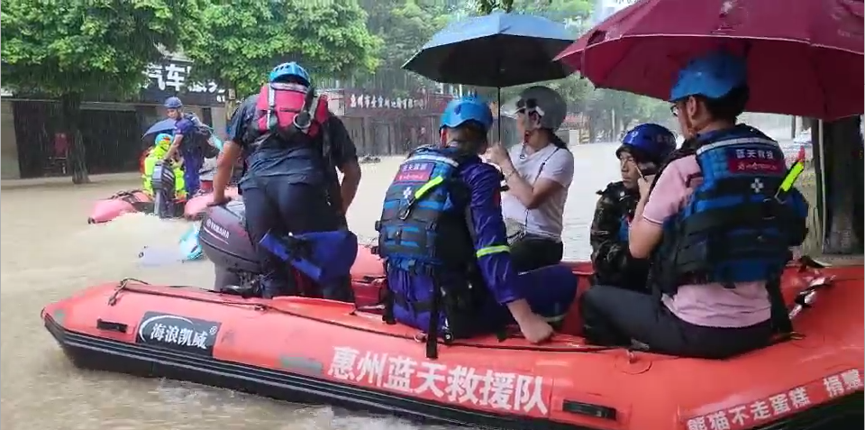 揪心！惠州多地遭遇強(qiáng)降雨，消防救援隊緊急行動 (2)