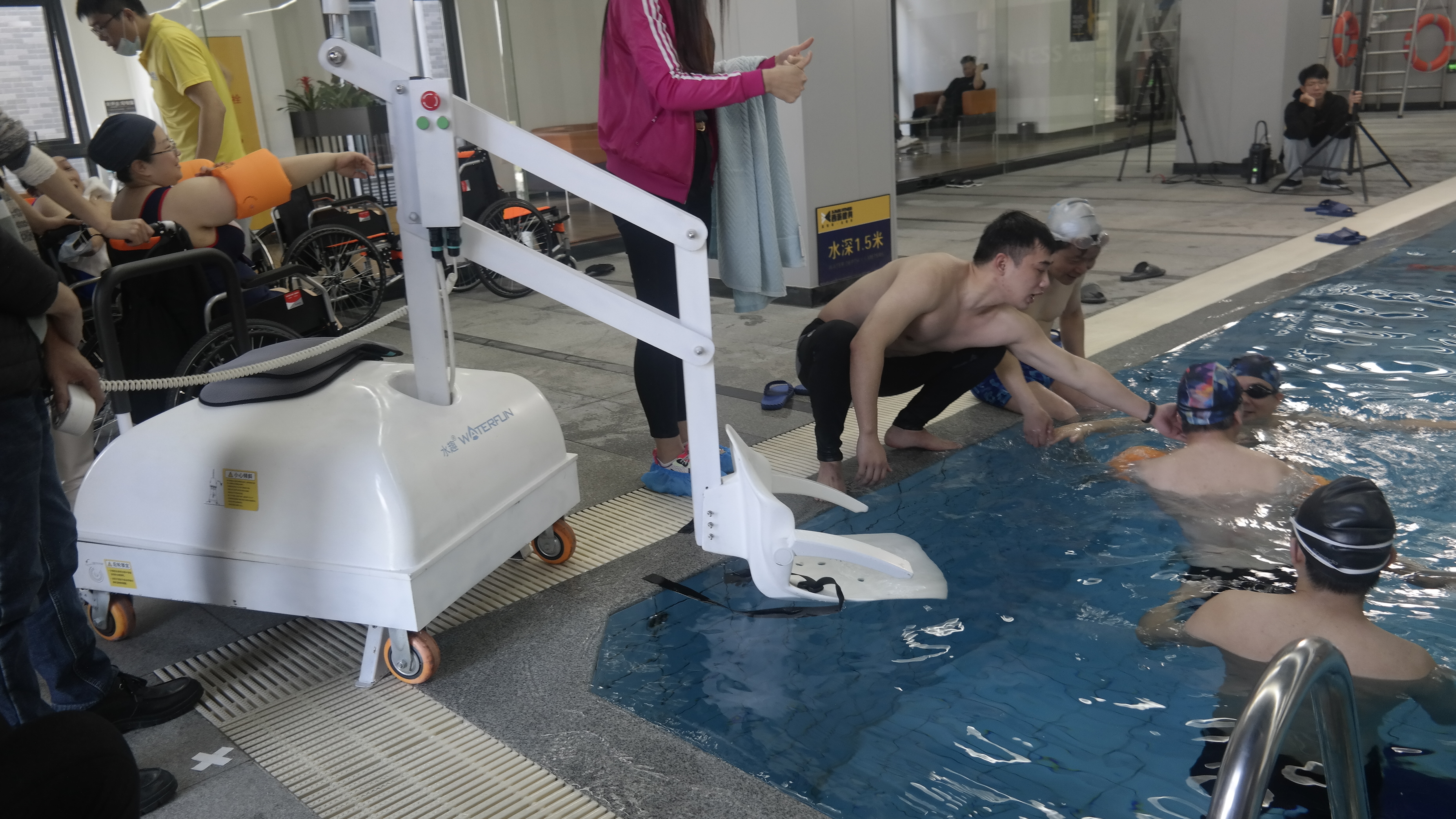 北端遼河油田康復(fù)醫(yī)院引入泳池升降機(jī)，提升康復(fù)治療體驗(yàn) (1)
