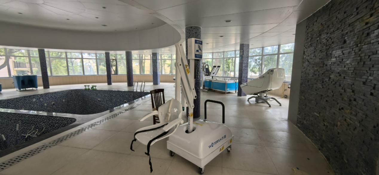 北端遼河油田康復(fù)醫(yī)院引入泳池升降機(jī)，提升康復(fù)治療體驗(yàn) (2)