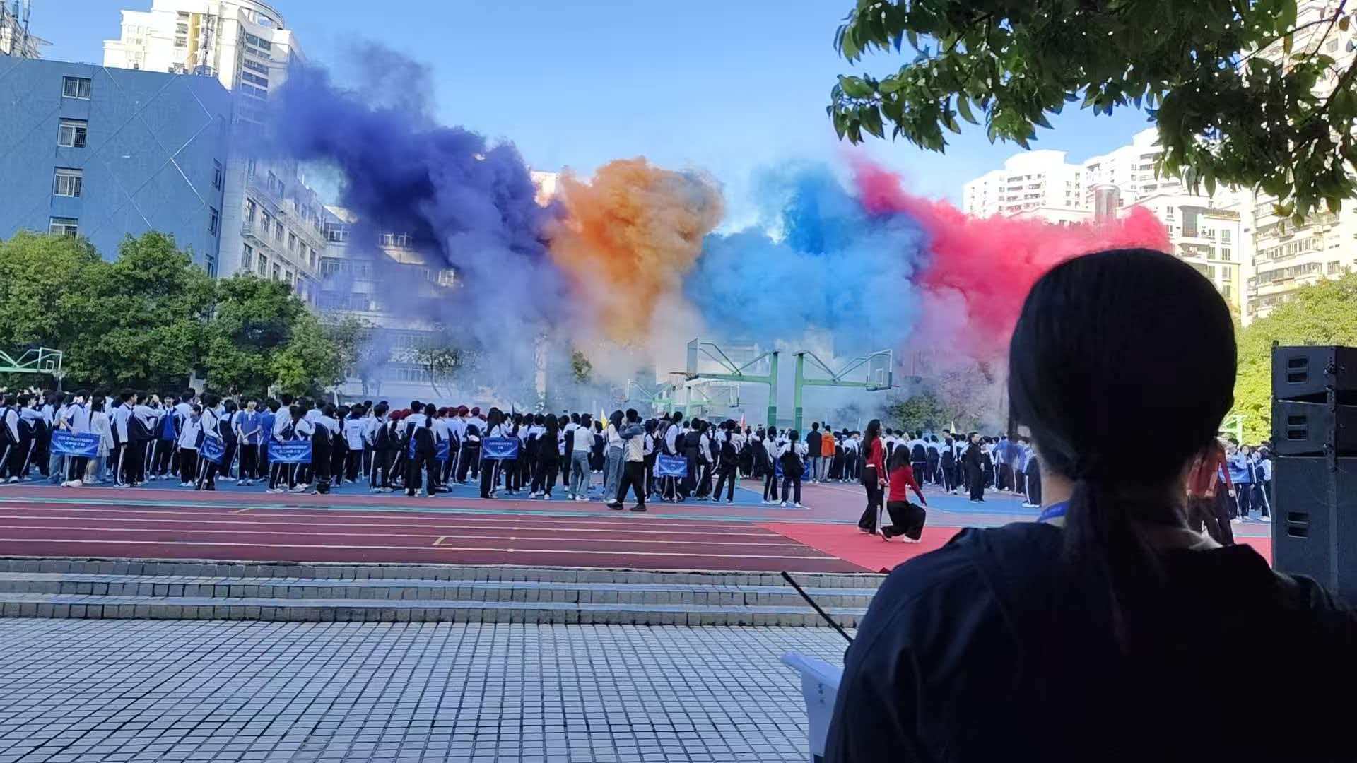 學校活動舞臺背景搭建完成,助力校園活動精彩呈現