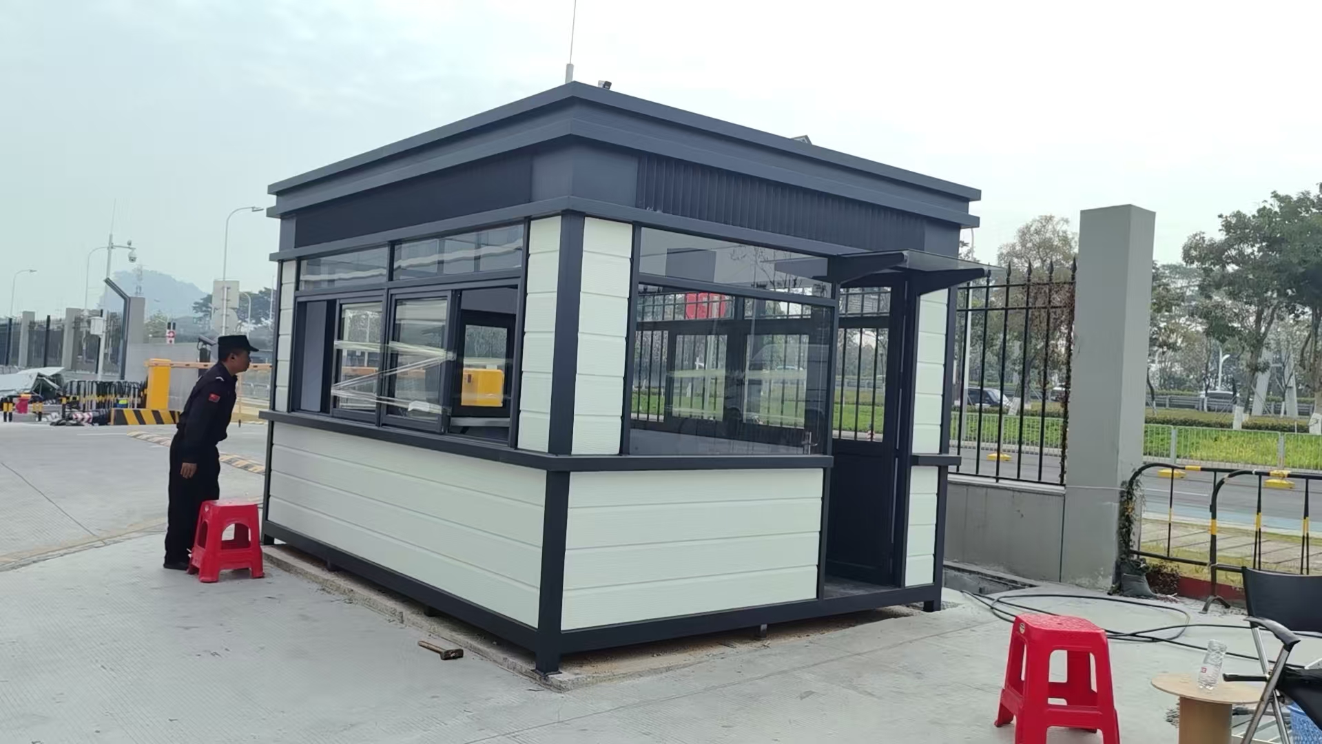 利(lì)發戶外新品崗亭安(ān)裝交付,築牢戶(hù)外實用值守陣地