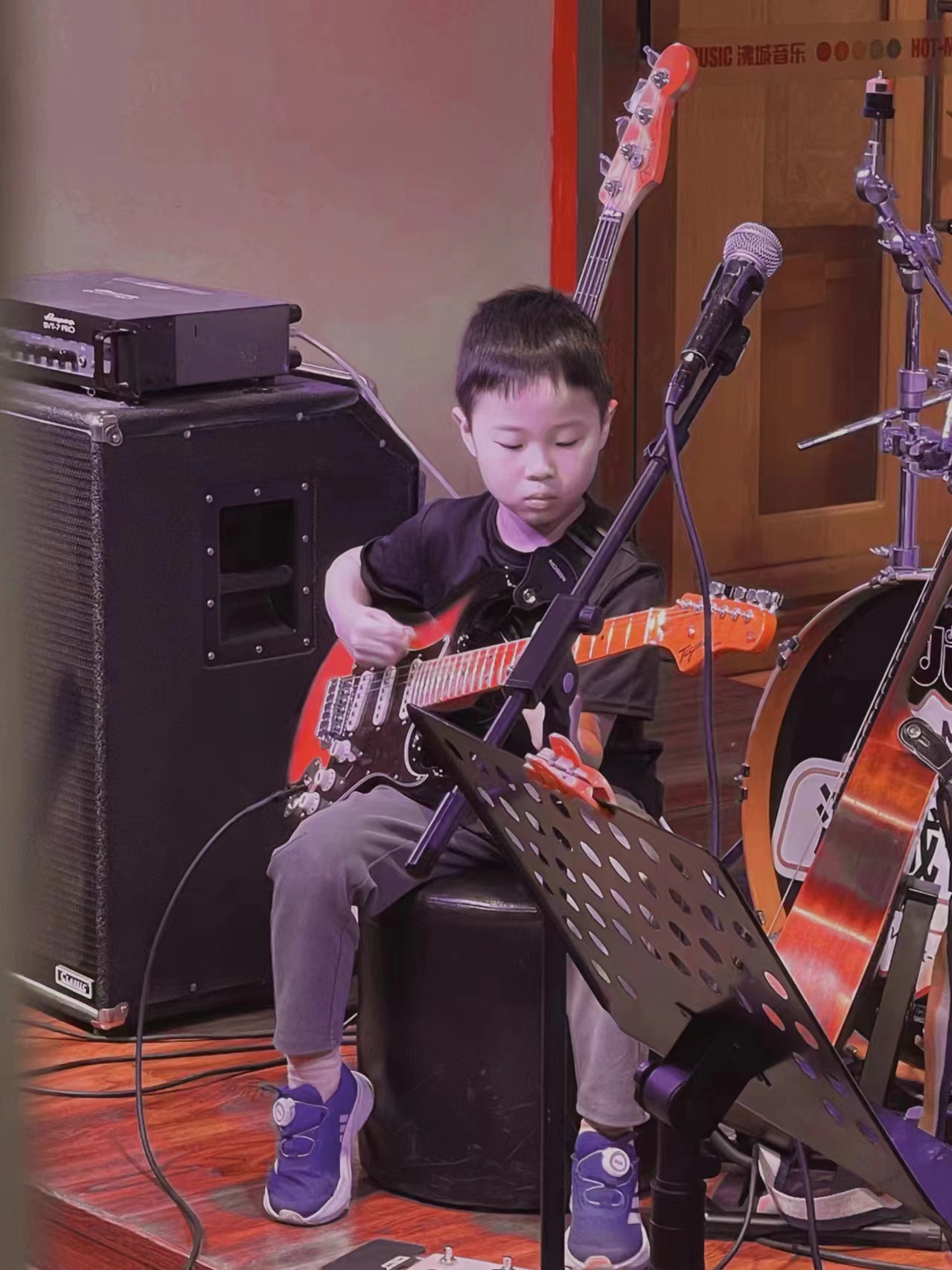 少兒吉他音樂表演