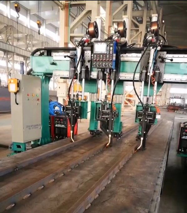 起重機(jī)移板前板自定位間隔自動焊接機(jī)