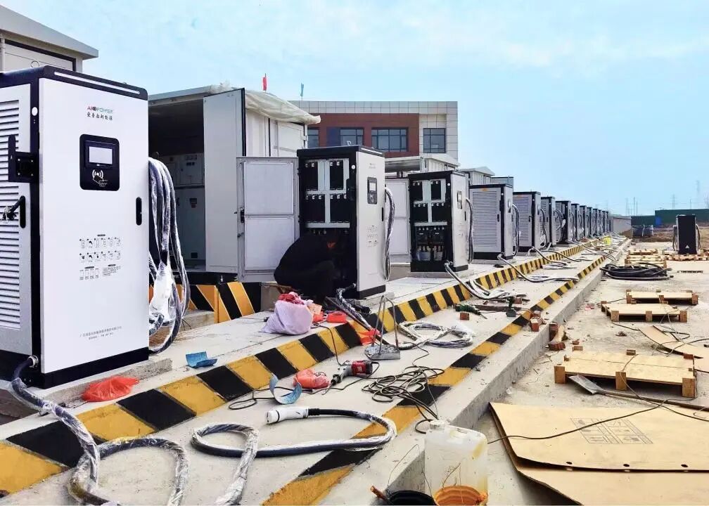 解決港口重卡充電難題：江蘇連云港20臺(tái)400kW重卡充電站即將上線(xiàn)！