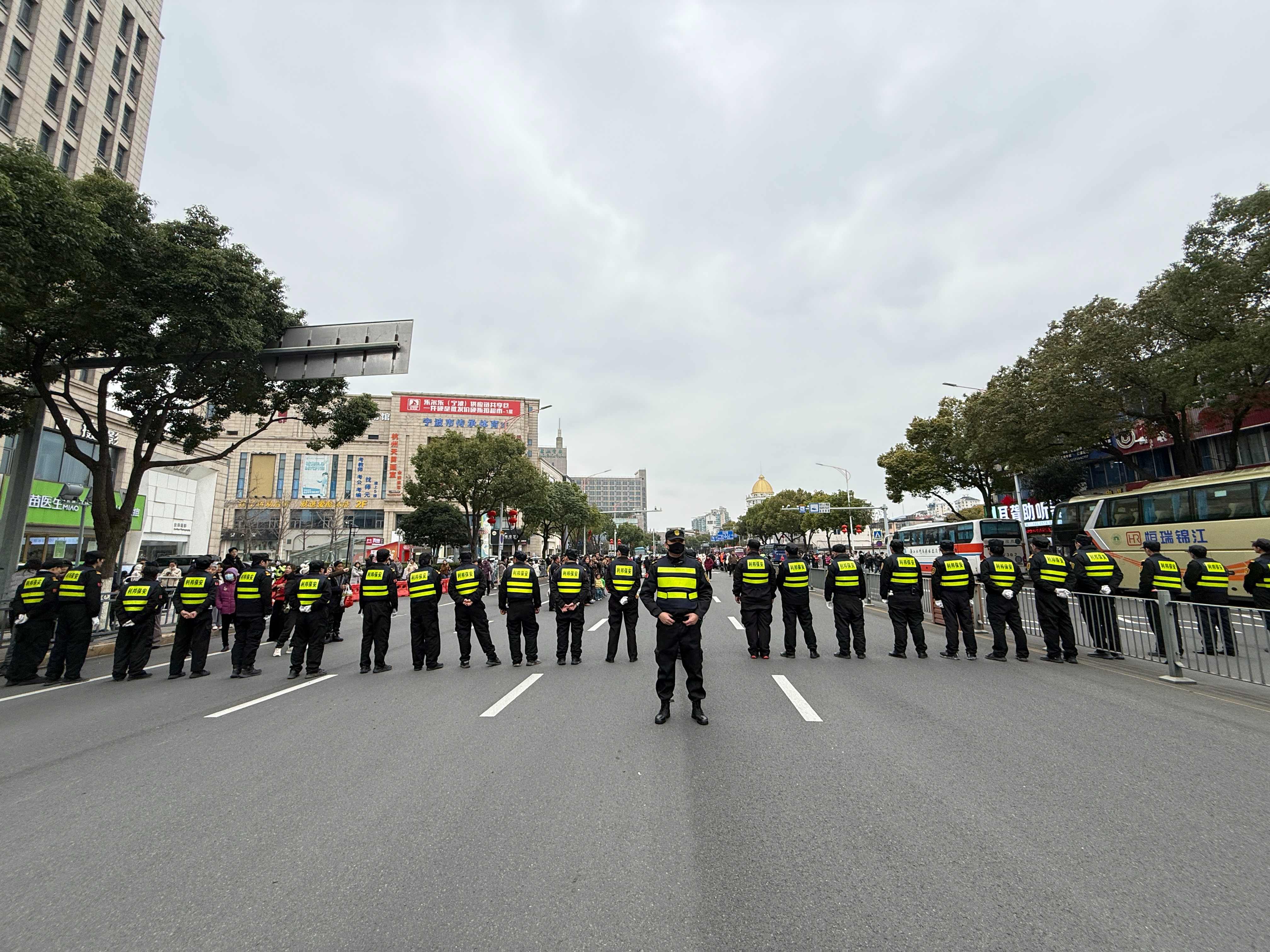 人潮中的“守護(hù)色”：利邦保安圓滿(mǎn)完成元宵巡游安保任務(wù)！