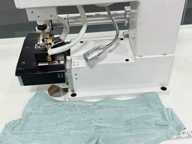 東莞無縫服裝折邊機設備 東莞市飛揚自動化科技供應;