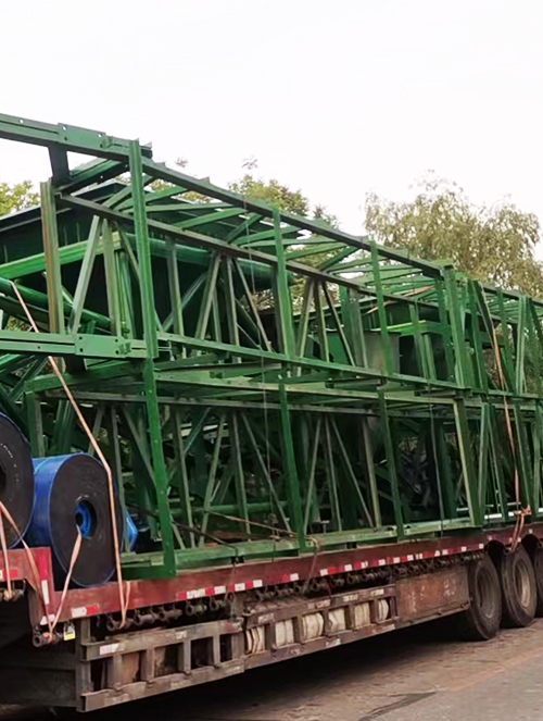 港口裝卸貨物時，常用的輸送機(jī)有哪些特點(diǎn)？ 