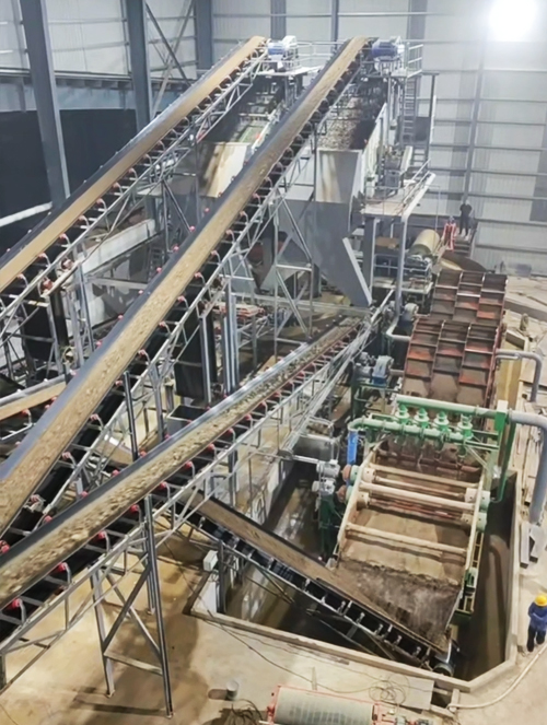 在選擇輸送機類型時，需要考慮物料的哪些特性 