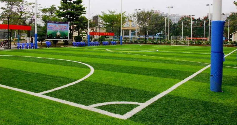 四川足球場人造草坪多少錢 廣州蘭波旺體育設(shè)施供應(yīng)