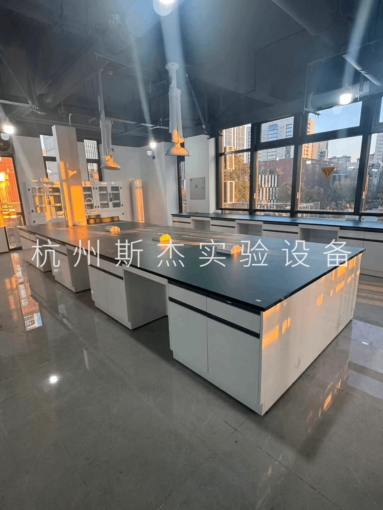 杭州稀土檢測(cè)研究院實(shí)驗(yàn)設(shè)備安裝調(diào)試完工