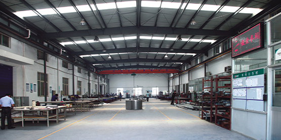 基地通过环境保护评估、一级广告设计制作证书，建筑装饰装修二级资质、安全生产许可证，生产经营规范标准、科学合理。