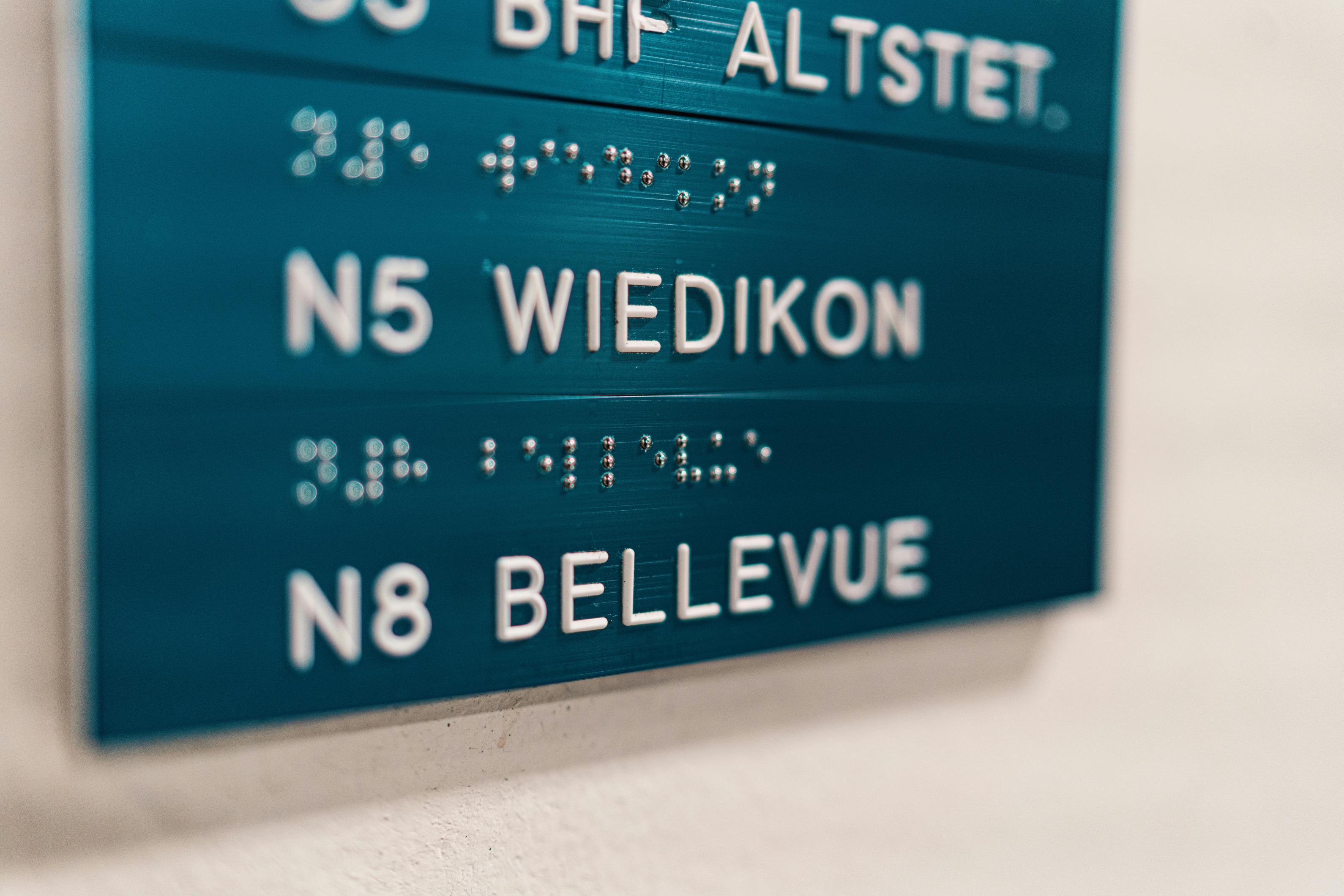 标识设计如何帮助残障人士更好地导航？