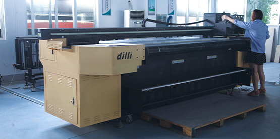 基地配有喷漆设备、喷绘机、切割机、印刷机、折弯机、雕刻机、加工中心等生产设备设施百余套，可定制加工不锈钢钣金、精工字、吸塑加工、迷你字、亚克力制品、广告喷绘等产品。