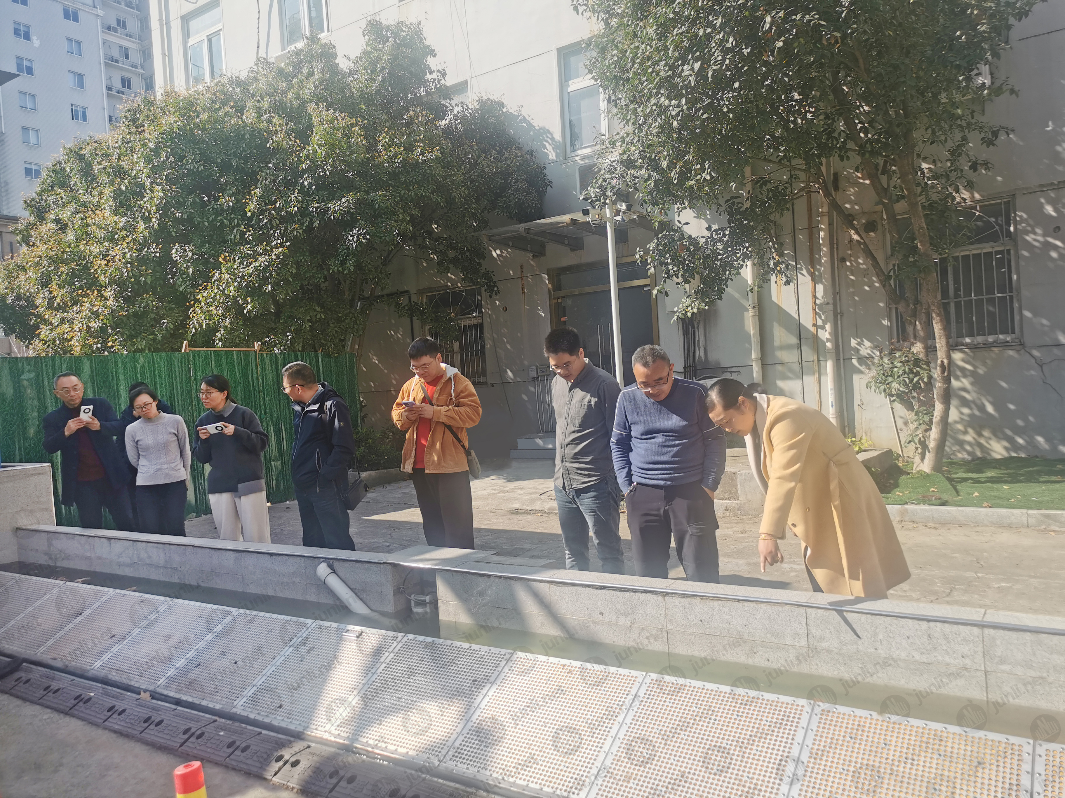 防洪閘廠家,水動力全自動防洪閘,水動力全自動防淹閘門,南通考察團來訪軍理調研水動力全自動防洪閘