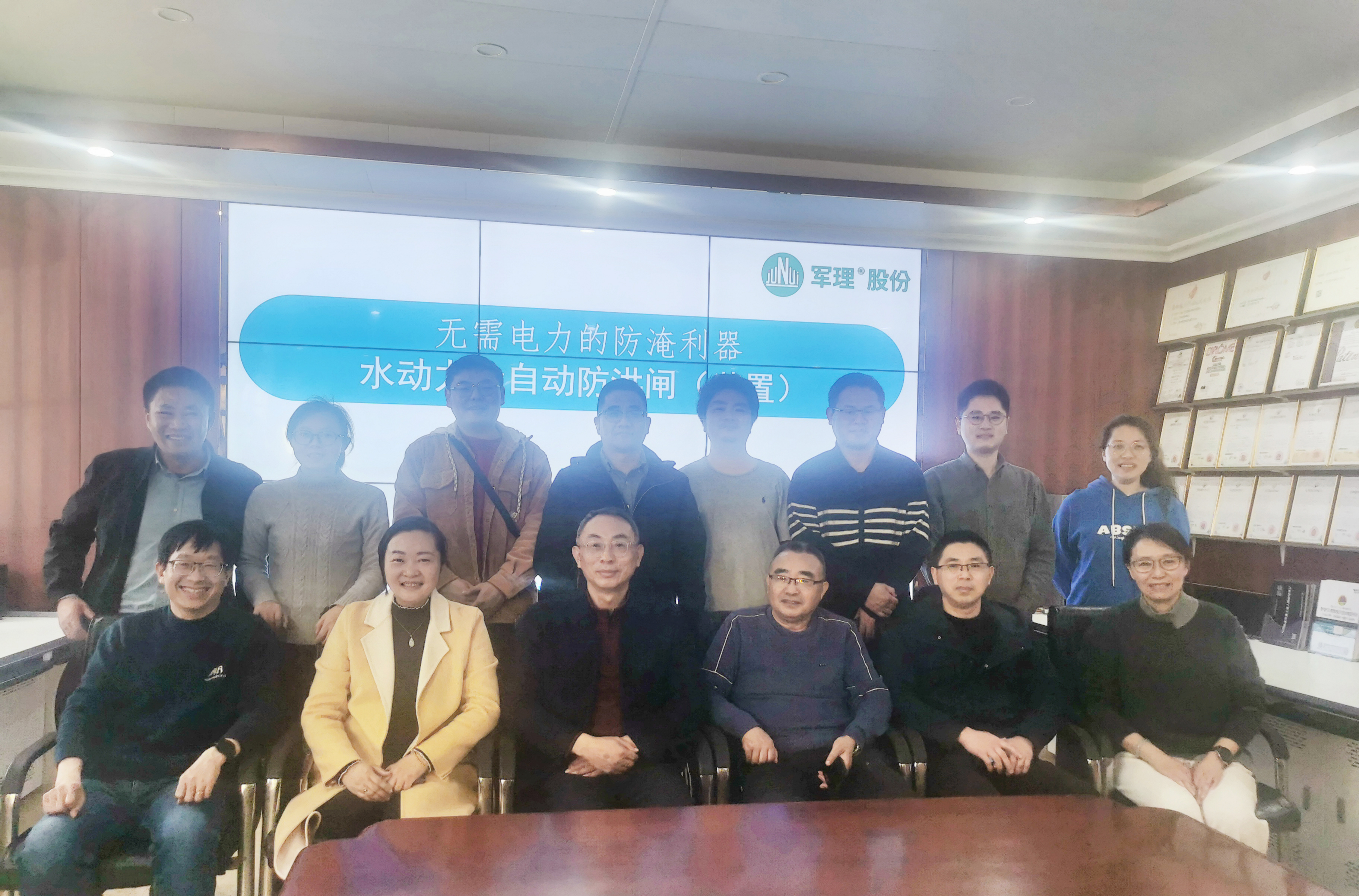 防洪閘廠家,水動力全自動防洪閘,水動力全自動防淹閘門,南通考察團來訪軍理調研水動力全自動防洪閘