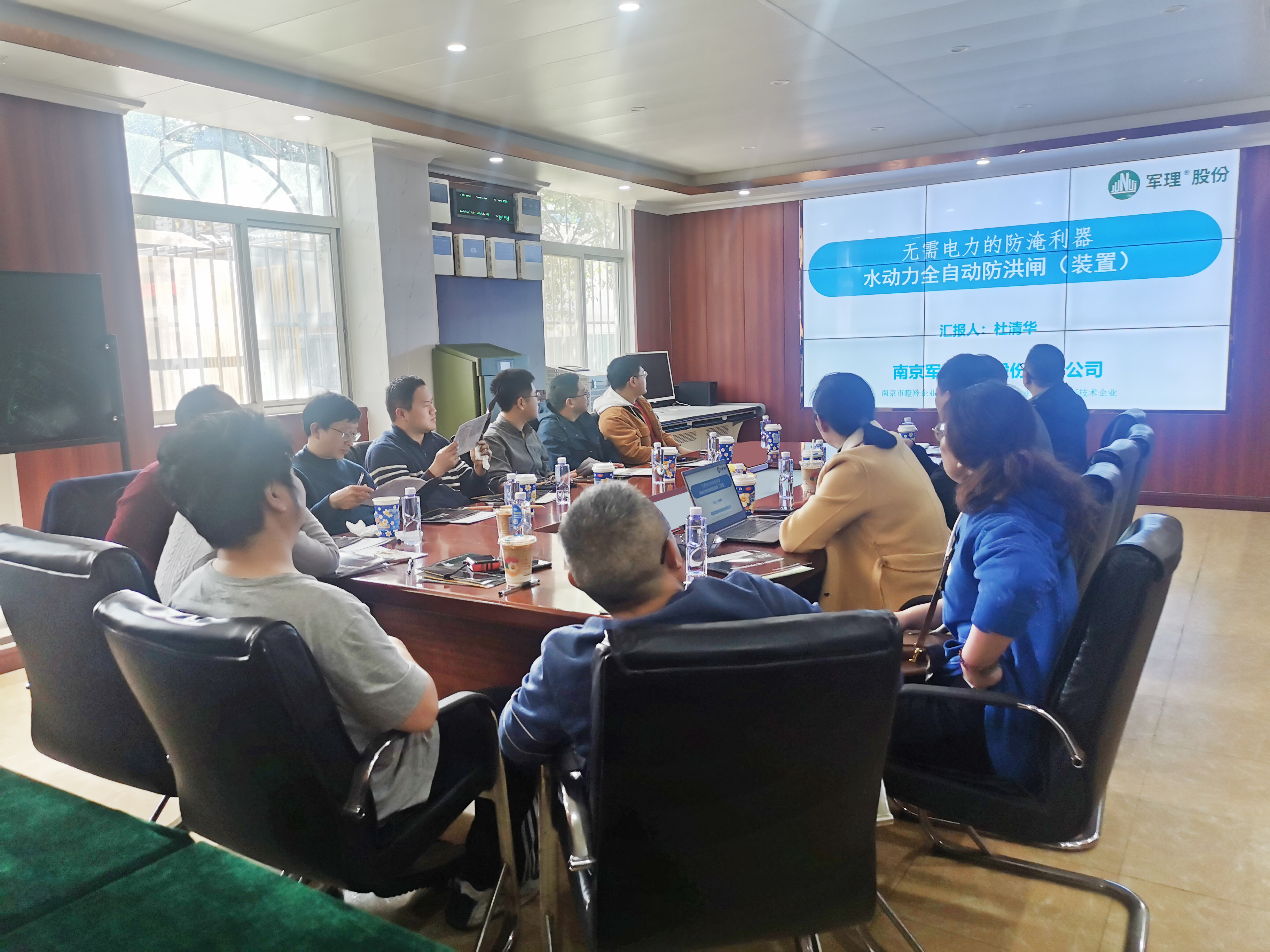 水動力全自動防淹閘門,水動力全自動防洪閘,防洪閘廠家,南通考察團來訪軍理調研水動力全自動防洪閘