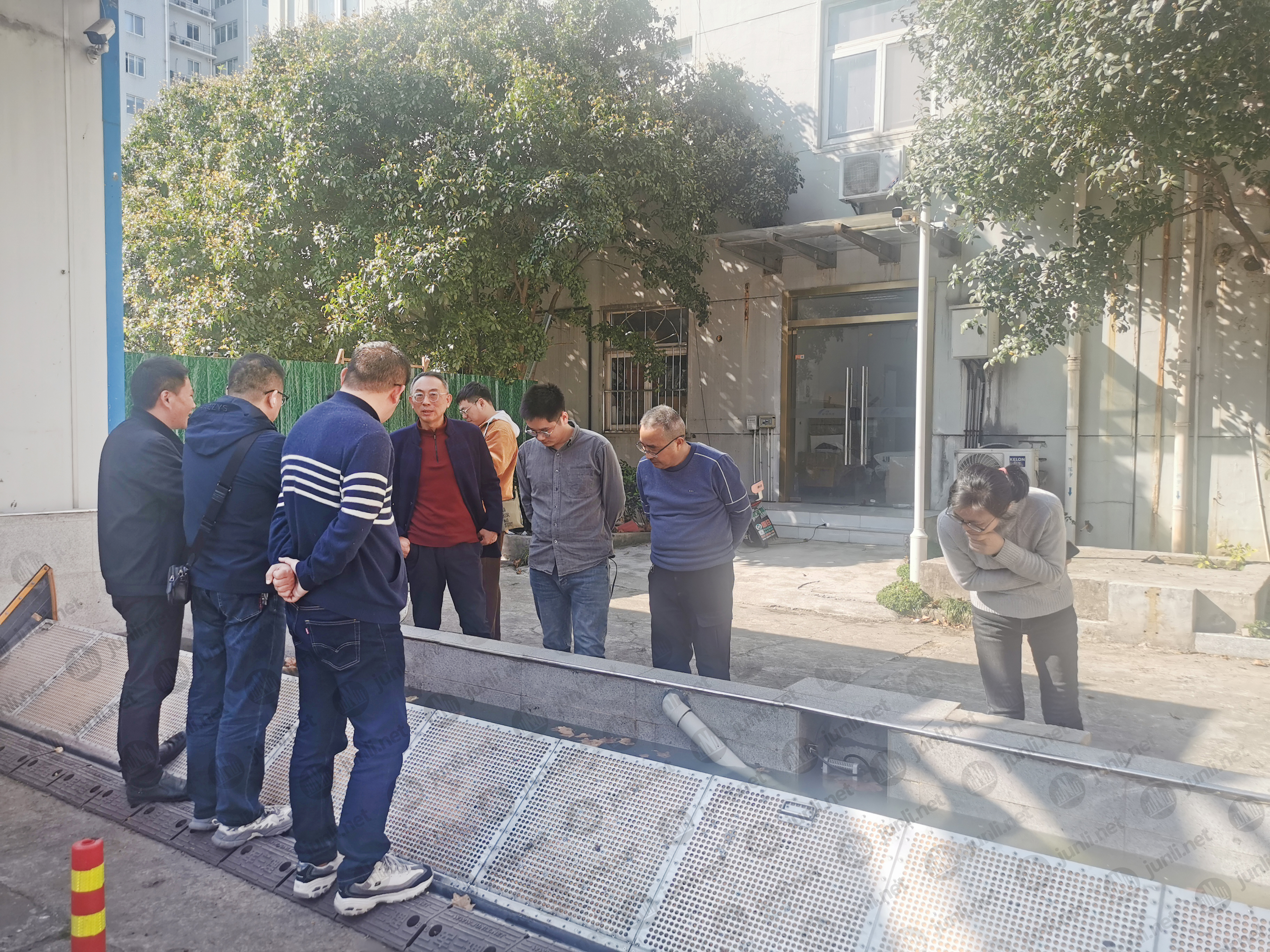 防洪閘廠家,水動力全自動防洪閘,水動力全自動防淹閘門,南通考察團來訪軍理調研水動力全自動防洪閘