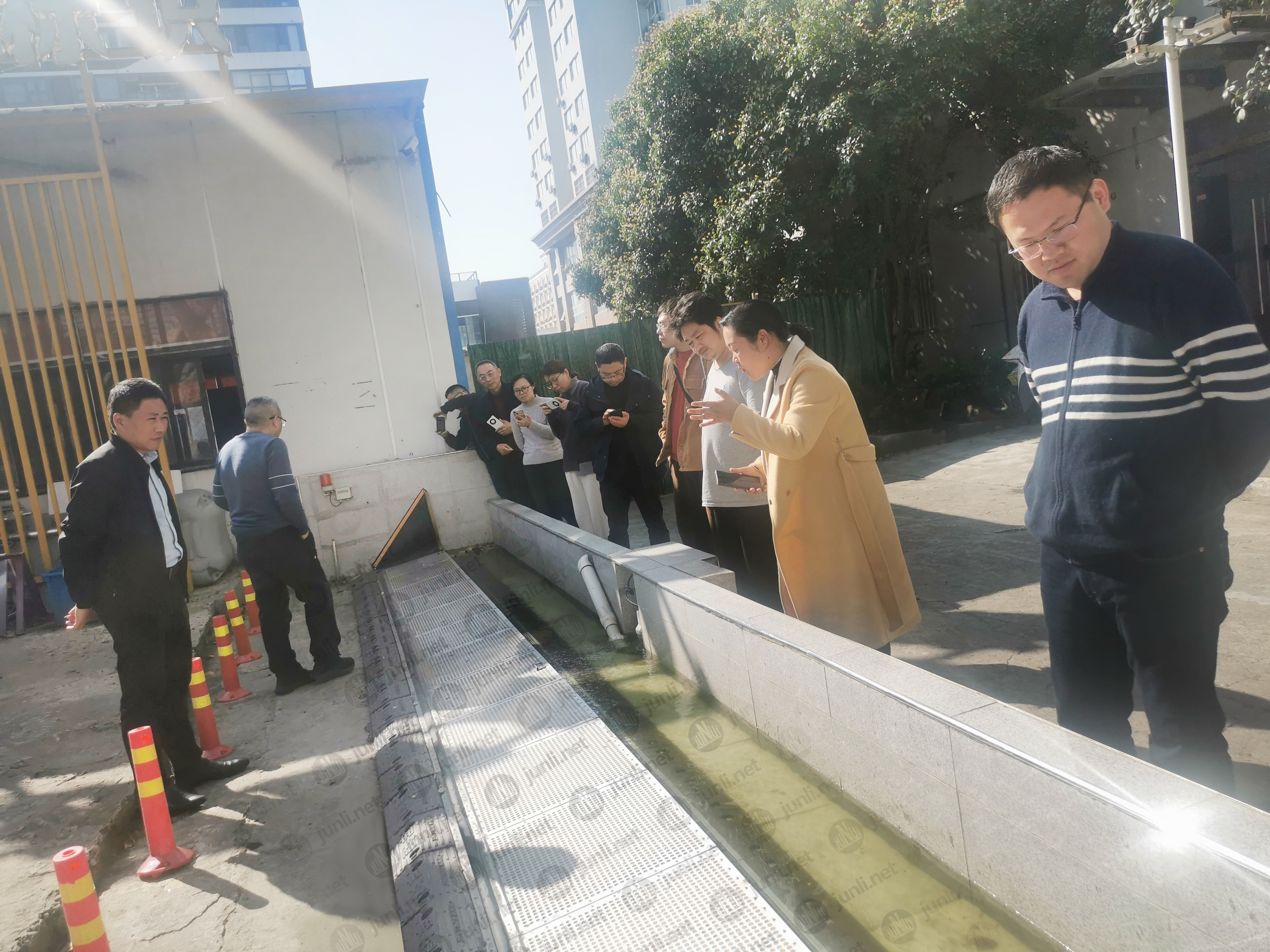 防洪閘廠家,水動力全自動防洪閘,水動力全自動防淹閘門,南通考察團來訪軍理調研水動力全自動防洪閘