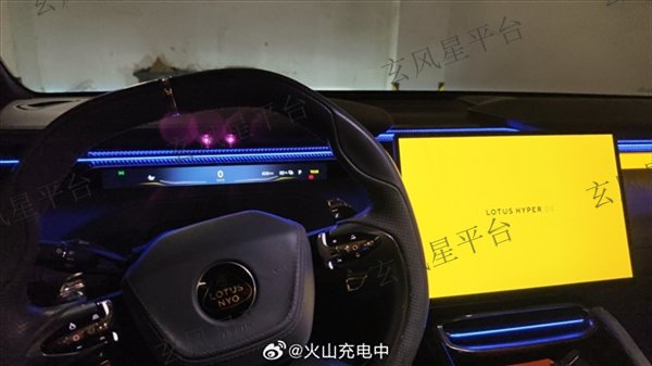 蓮花CEO頭戴相機諷刺車頂激光雷達 網友：升降攝像頭手機咋沒了呢